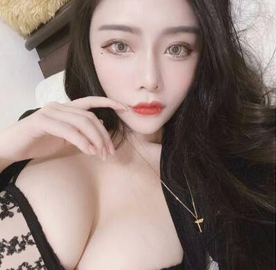 Nini直播界精选美女大眼博主蕾丝低胸装