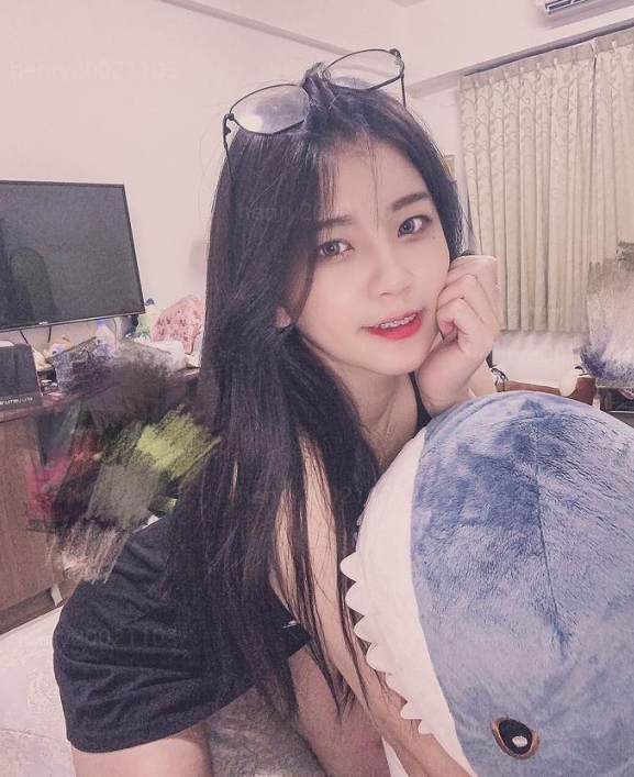 宝岛情侣：被指教成小小狗的网红美女主持人，百度盘永久链接，搞笑可爱、自拍性感漂亮。
