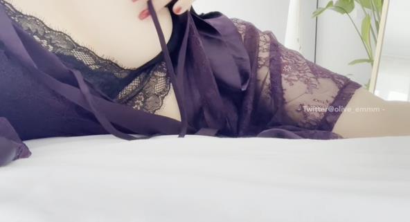 网红@olive_HD-No17穿着紫色睡袍，性感而又美丽，拥有自己的美丽世界