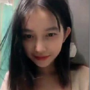 《小晴天：精选俏皮可爱的嫩妹，完美脸蛋身材，笑容甜美收藏下载》