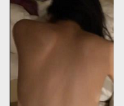 台湾情侣自拍视频火爆网络，苗条女主角令人惊叹