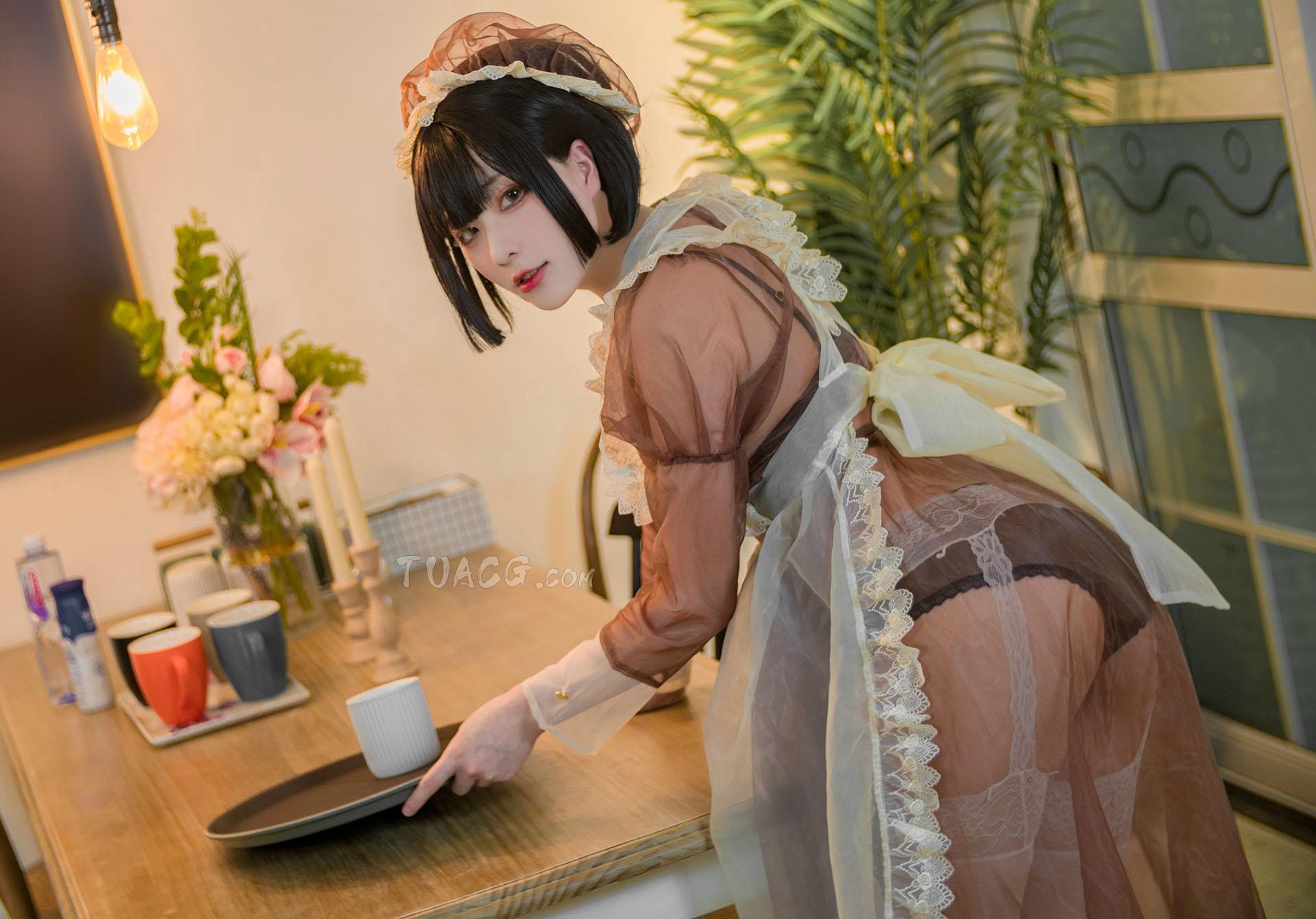网红起司块wii发布全新coser写真，梦幻少女拥抱可爱小猫，爱自己活出最美的自己。