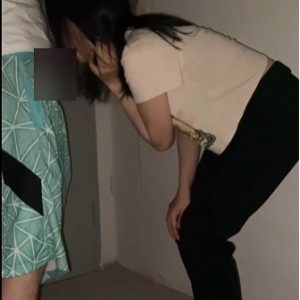 年轻小情侣楼梯间嘴艺互动玩刺激：惊艳kou huo，百度盘转载搬运