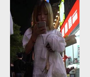 旗袍美女和男友刚约会完无内逛街,近距离观看小嘴的变化。