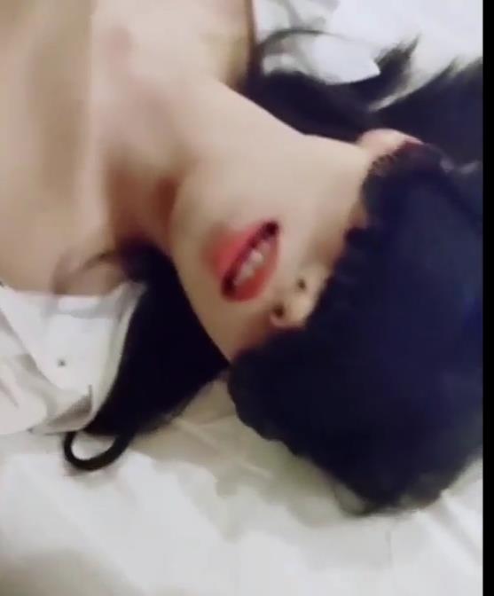 R妻大轰趴：推特大神的超热门视频，帽子、棒棒糖等元素刷屏