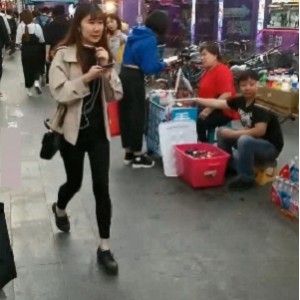 达叔街头涂鸦视频合集：网红小姐姐作品展示