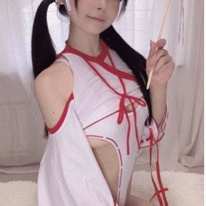 ，展现自己的才华和魅力。观众们对于她的期待也越来越高，希望她能够在未来的作品中继续展现出自己的实力和魅力。想要一睹徐智秀的风采，不妨收藏这套作品合集，一窥她的高