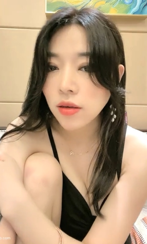 艺术小雅：大罩杯美腿主播，直播视频大小惊人达10.2G！