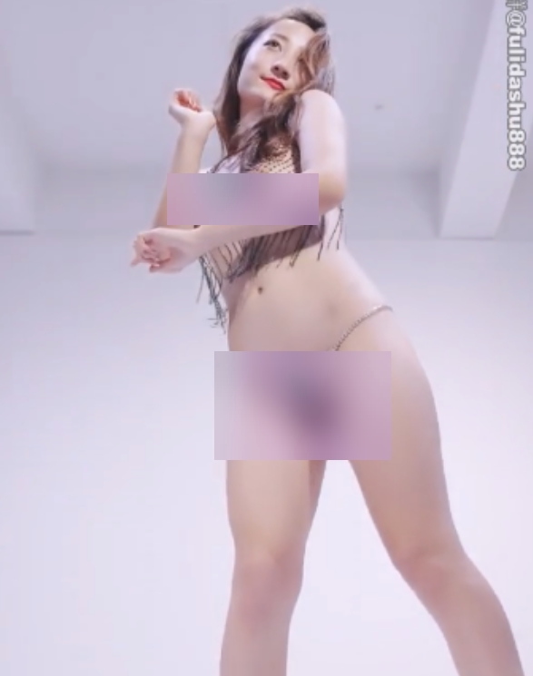 球们看到了她的另一种魅力。这是一份让人热血沸腾的视频合集,让您在观看的同时也能感受到放飞自我的。赶紧点击百度盘,感受球球带来的露脸反差婊之美吧!