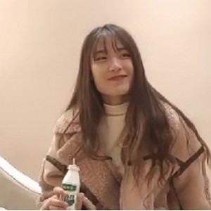 拍摄00后苗条嫩妹，超清设备清晰捕捉她的视角，艾薇在沙发上进入某处。