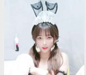 活力四溢的青春萌妹，双马尾笑起来甜美可人