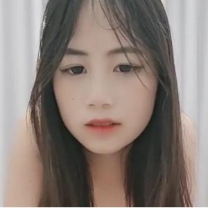 清纯学妹苏依依4V自拍视频，3.8G内容量，嫩滑肌肤令人心动