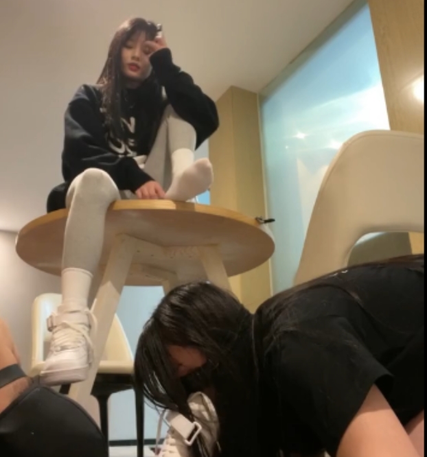 阿月套路合集:nu奴下奴cos麻衣学姐舔脚红绿灯40V+9.5G