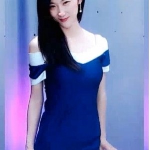 性感女主播小小兔：梦想之旅中的眼前一亮的颜值和性感头发