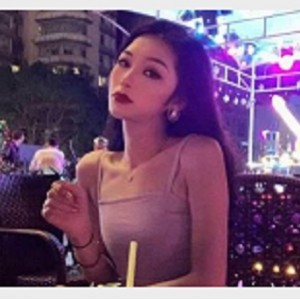 网红小可爱老师一对一盯送教学资源，画质模糊但魅力十足