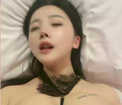 童颜大罩杯甜美妹子，颜值车灯大露脸，8个版本2.1G视频让你心动