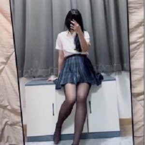 MomoYih合集：嫩萝L自拍，男主C亲密接触，巨物控幻影金龙，总17部5.1G，不露脸白嫩光“阴”，牛B赞美，赶紧下载观看！