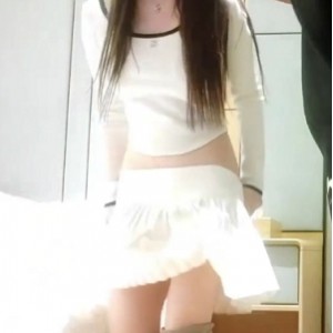 奇妙的软妹约会在床上的弄活，门口过道的草地上出声