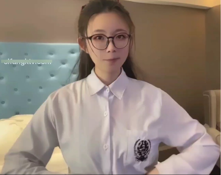 反差学生妹司雨眼镜女仆服装婚纱私拍