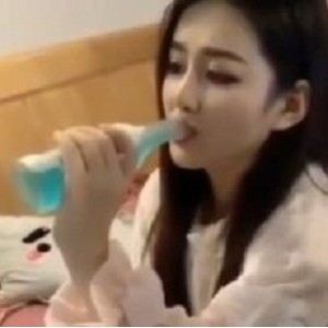 213V视频系列：高颜值反差妹子全露脸