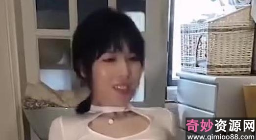 直男与女友在客厅的浪漫时光