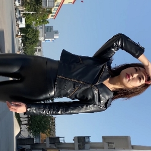 吊带紧身皮裤高跟长腿美女视频