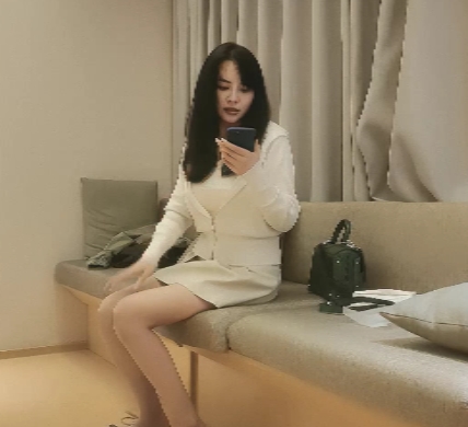 高端车模作品：文轩探花约拍的高颜值小姐姐