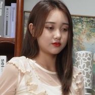 李晓丽展示她的性感的39码大脚丫裸足