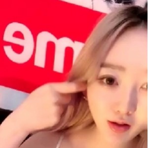 网红女神揉搓内裤特写1V584MB百度盘