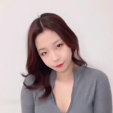 美女小狗团建银趴：多人怼脸上，大场面！