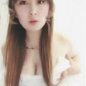 白白兔快手爆R明星欧阳娜娜肥大玉兔自摸热舞定制50V-776M衣服