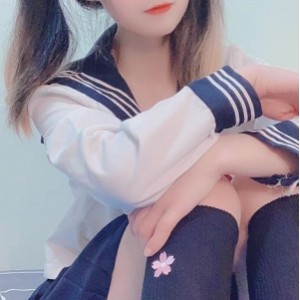 粉嫩妹子丝袜鱼丸私拍清新可爱装扮