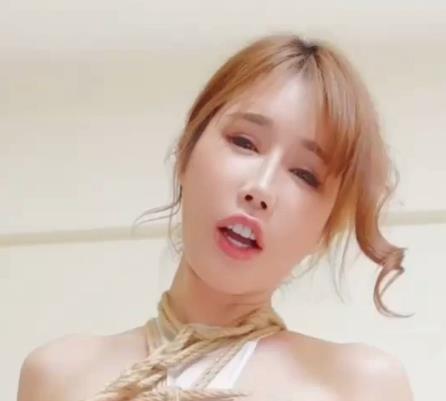 湾湾女神烧颜辛尤里：精彩舞蹈、性感衣装、无可比拟的美丽