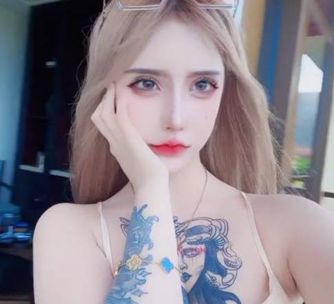 网红金伊娜：完美身材清纯面容的美丽女神