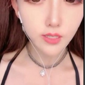 《噜噜黎里：美貌是一种力量》，一部网红女主播噜噜黎里拍摄的高颜值视频作品，讲述一位高颜值女主播的奔放钞能力和丰满网红脸的故事。