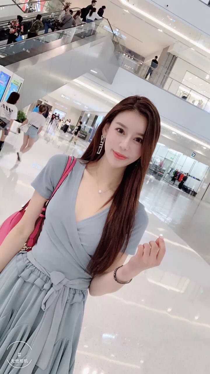 {{网红名字}}的最新25部自拍系列合集:经典私拍、防盗摄像头、云存储、177集、1.72g,火辣美女、可爱甜美、小娇妻、东北丰满、江南瘦弱、双人互动游戏等,让我们一起欣赏网红{{网红名字}}的精彩表演!