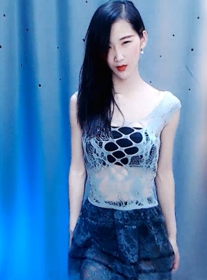 火辣美味：虎牙小小兔性感颜值安全诱惑泳衣秀