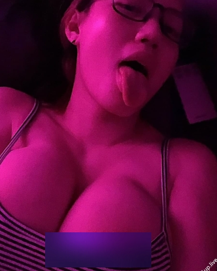 Onlyfans上热带姬娜美：豪放野性，核弹级大胸器，24V-7久妖M炸裂！