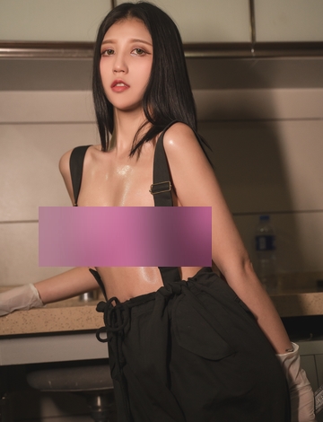 仅展示了小姐姐的高颜值和完美身材，还展现了她细腻粉嫩的肌肤。一起来欣赏这七套作品吧！