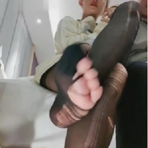 她，而是用言语和姿态来表达自己的愤怒和不满。这段故事被记录下来，成为了一段名为“丝洛酒店越轨小情人羞辱老公”的视频。视频时长为30分钟，画面清晰，分辨率为544