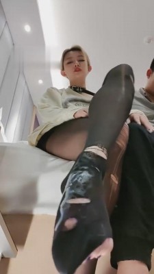 她,而是用言语和姿态来表达自己的愤怒和不满。这段故事被记录下来,成为了一段名为“丝洛酒店越轨小情人羞辱老公”的视频。视频时长为30分钟,画面清晰,分辨率为544*960。它展现了一个女人在面对背叛和羞辱时的勇气和气魄,同时也让人们深刻地反思了婚姻和爱情的真谛。