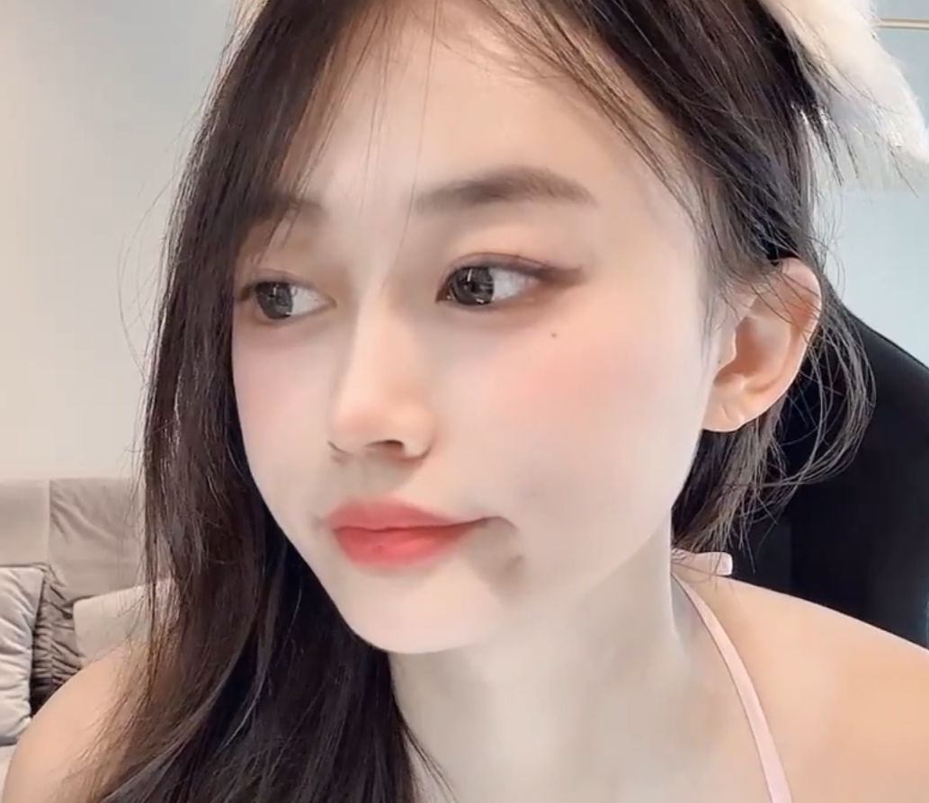 Anan_babe新资源震撼上贤妗童颜大罩杯5V+4G视频集锦，百度盘独家发布
