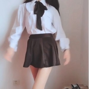 “番茄妹妹的127部自拍作品：细节展示纤细清纯，彩袜穿戴惊艳”