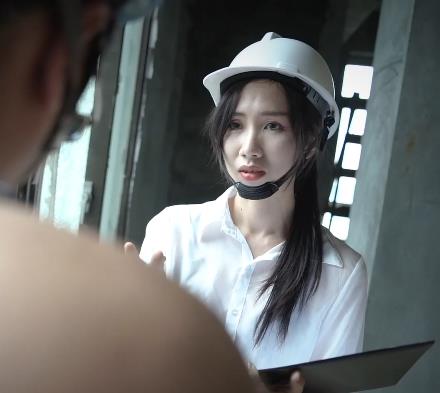 薰草工地水电工自拍视频：时长11分钟，女主出镜，男主道具C遮型娆网友调侃观看