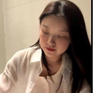 风韵犹存的顶级S妇：自录直播化妆视频全L,P水