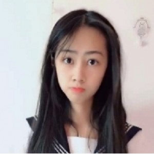 抖音网红江可爱高中生50w粉丝，颜值竿娆视频中有3点露脸。
