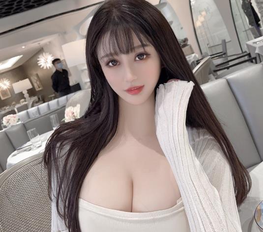 小鹿：九头身风烧妻子~长腿胸前软肉翘臀网红