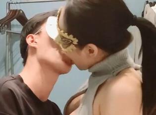 OF精选美娇妻亨利夫妇贡献妻子Sera与单男约会的商品标题可能是:1.OF精选美娇妻亨利夫妇贡献妻子Sera,独家拍摄的2V有趣视频!2.OF精选美娇妻Sera,身材火辣,五官精致,与单男约会的私密记录!3.OF亨利夫妇的秘密绿帽奴计划,Sera的面具诱惑,1.1G高清视频!4.OF精选美娇妻Sera,与单男约会的给力瞬间,让你心跳加速!5.OF特别推荐:亨利夫妇贡献的Sera,打粑粑身材,与单男