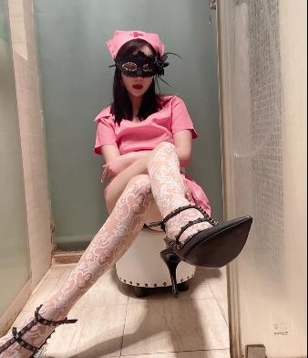 丝足福利：白色蕾丝护士服装丝袜舔脚足艺
