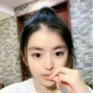 稚嫩的18岁妹子拍摄的2V视频，大小为900MB